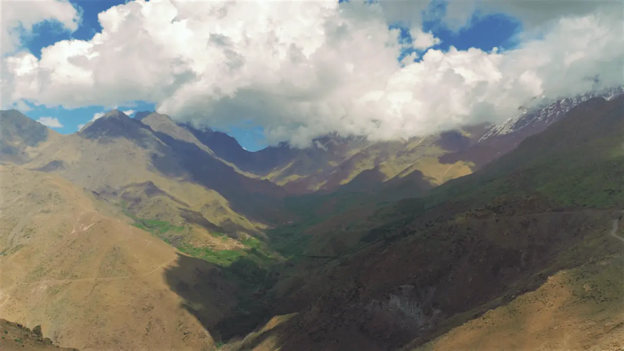 توقعات جوية مقلقة.. موجة صقيع تضرب مرتفعات الأطلس ورياح قوية بمدن الجنوب المغربي